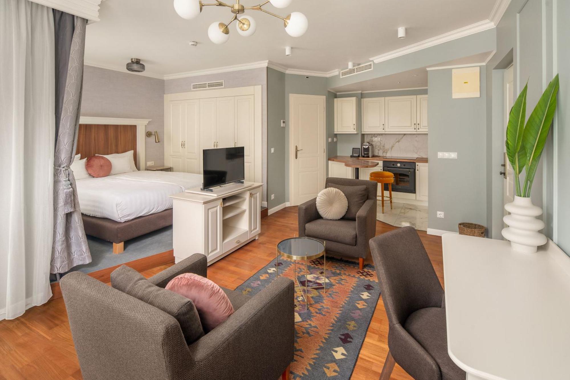 Queen's Court & Hotel
