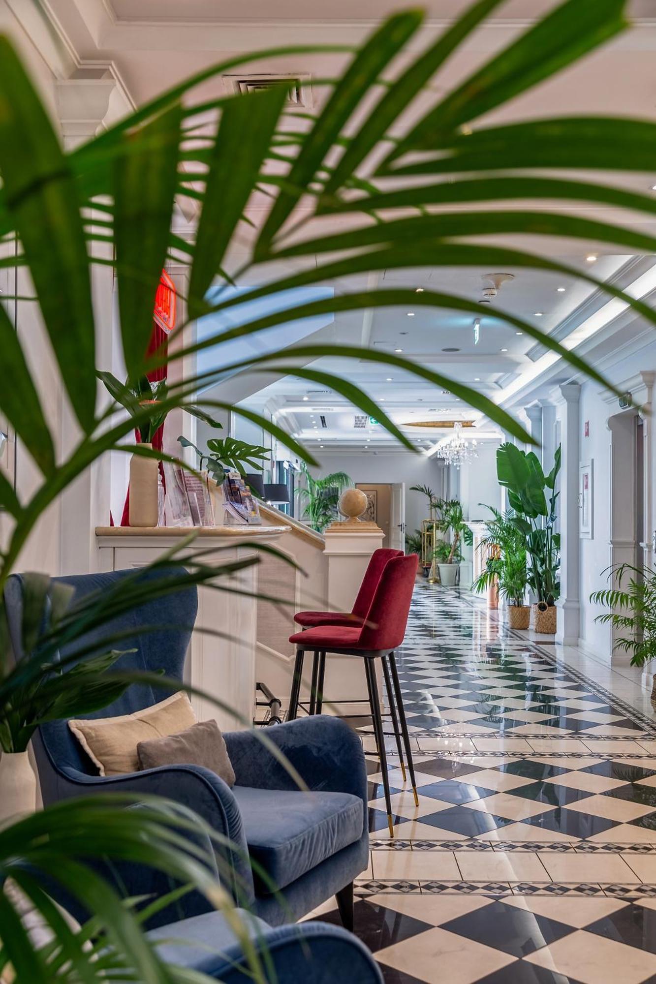 Queen's Court & Hotel Budapest