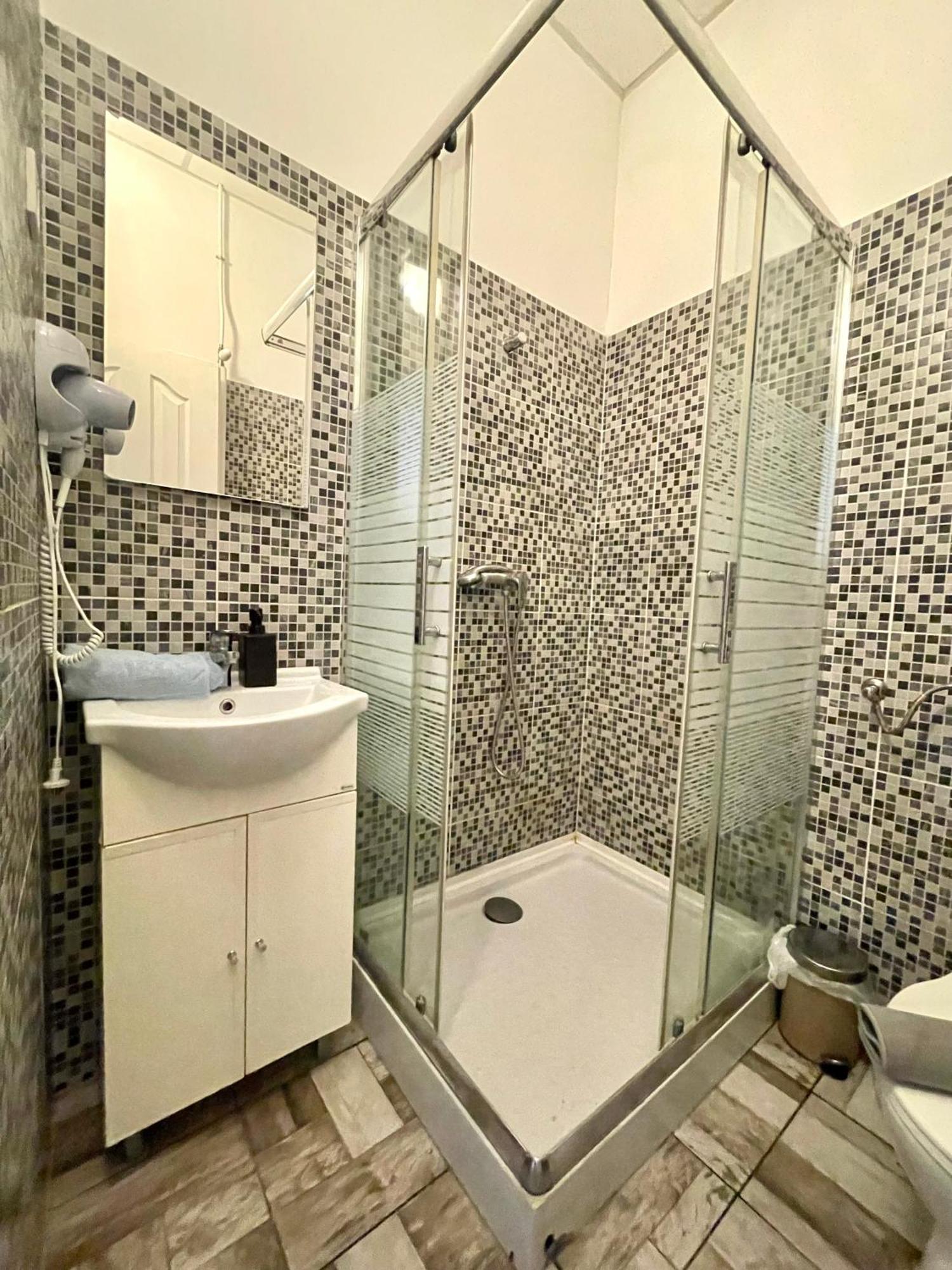 Aradi With Private Bathroom In The Centre Hospedagem domiciliar Budapeste