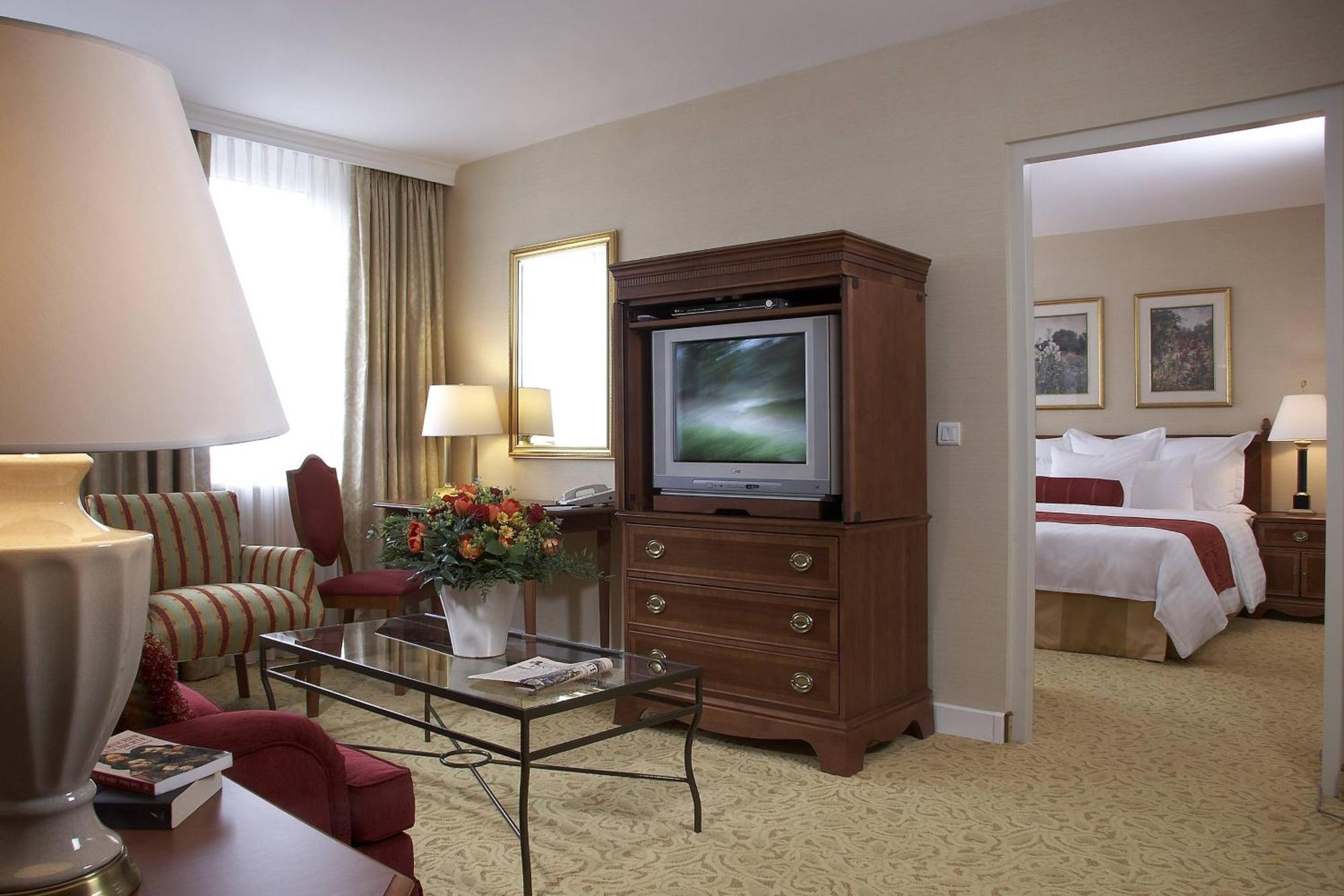 Hotel Millennium Court, - Marriott Executive 4*