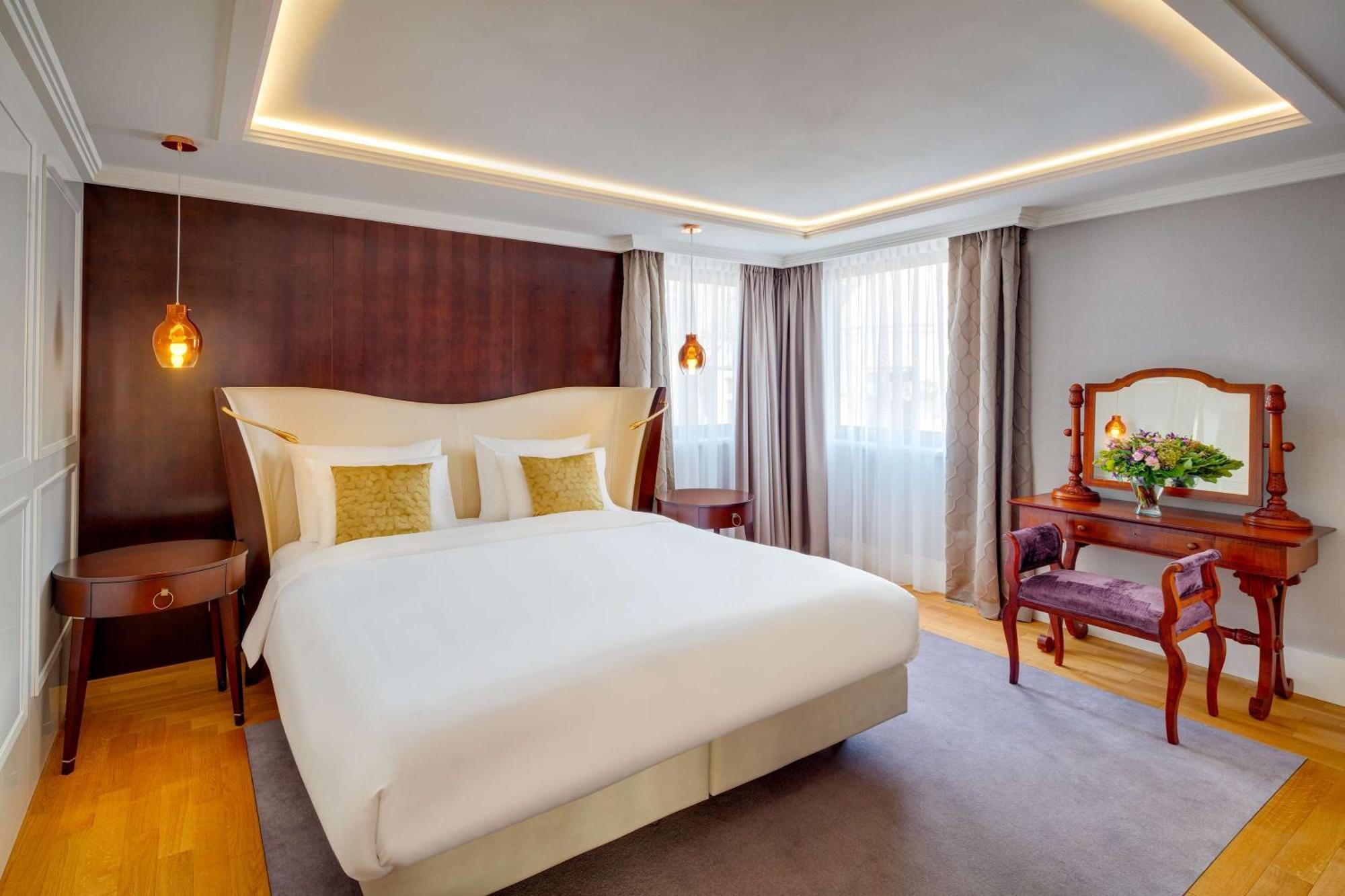 Hotel Kempinski Corvinus 5*