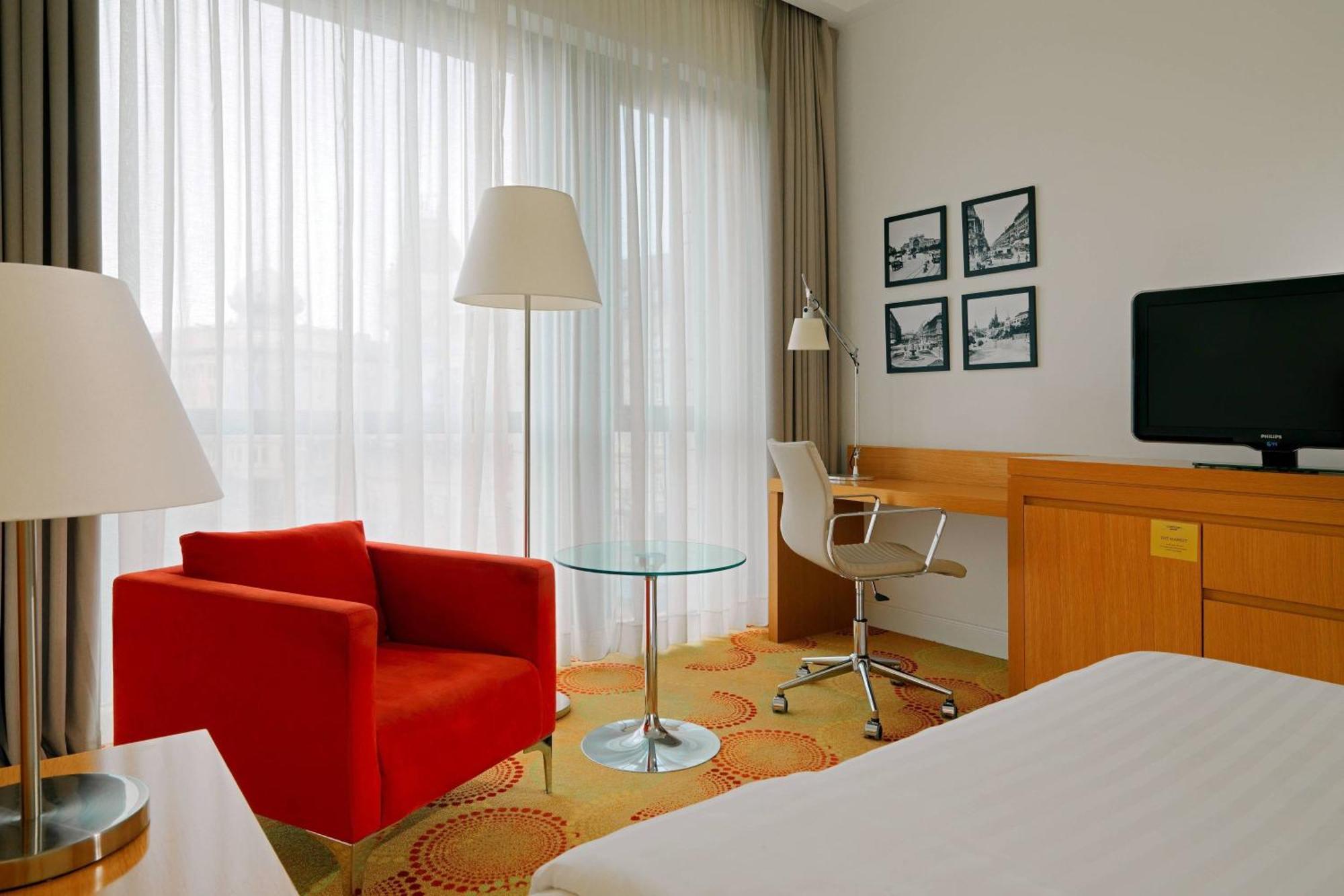 Courtyard By Marriott Center Hotel