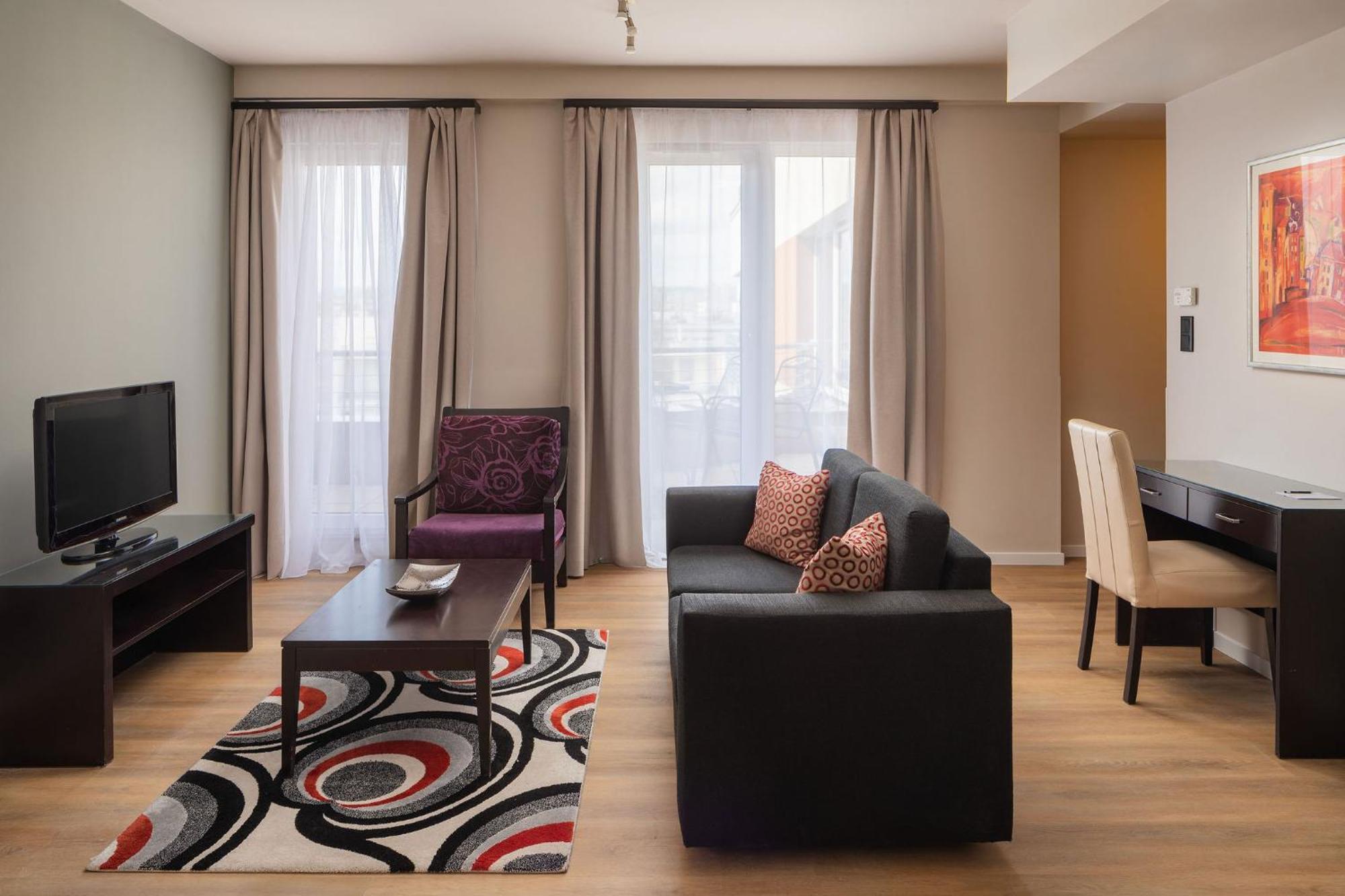 Escala & 4*