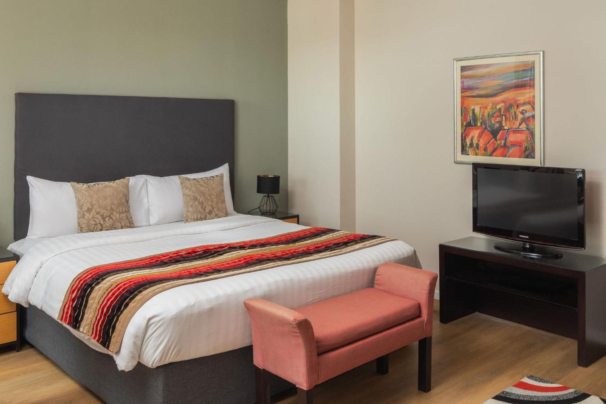 Escala & 4*