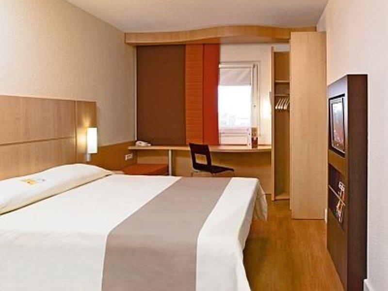 Hotel Ibis Heroes Square