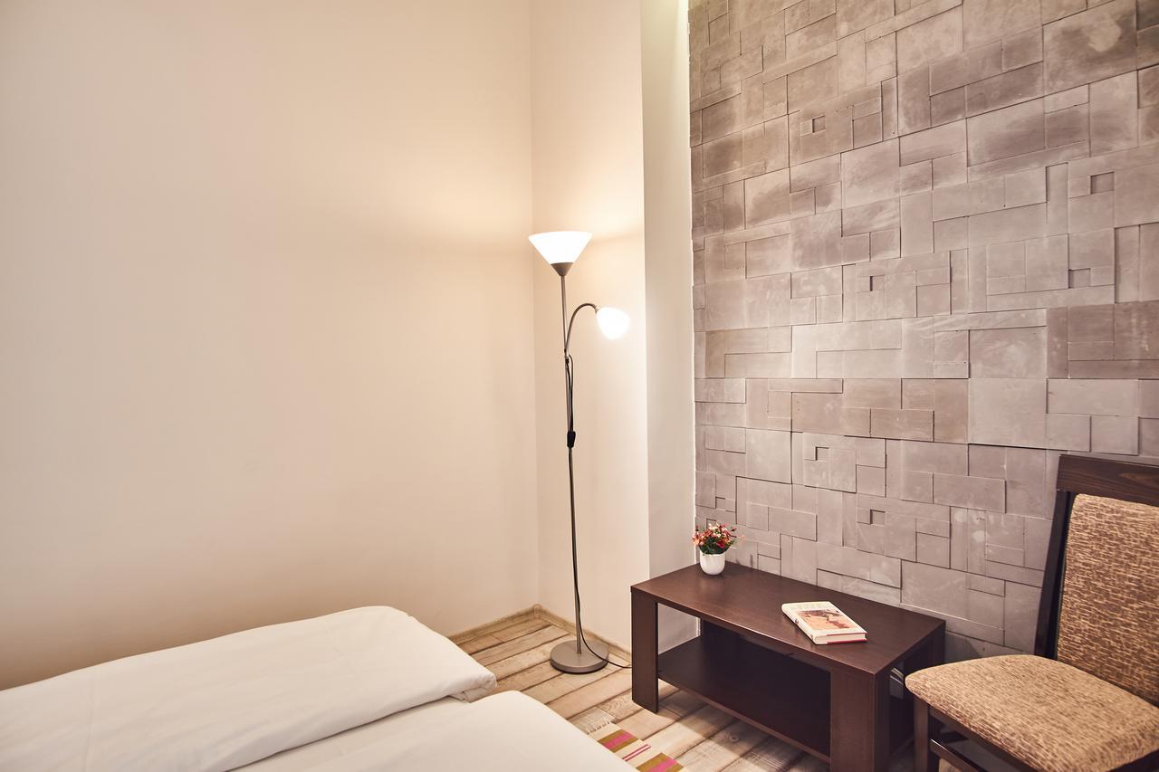 Apartment Singer | *