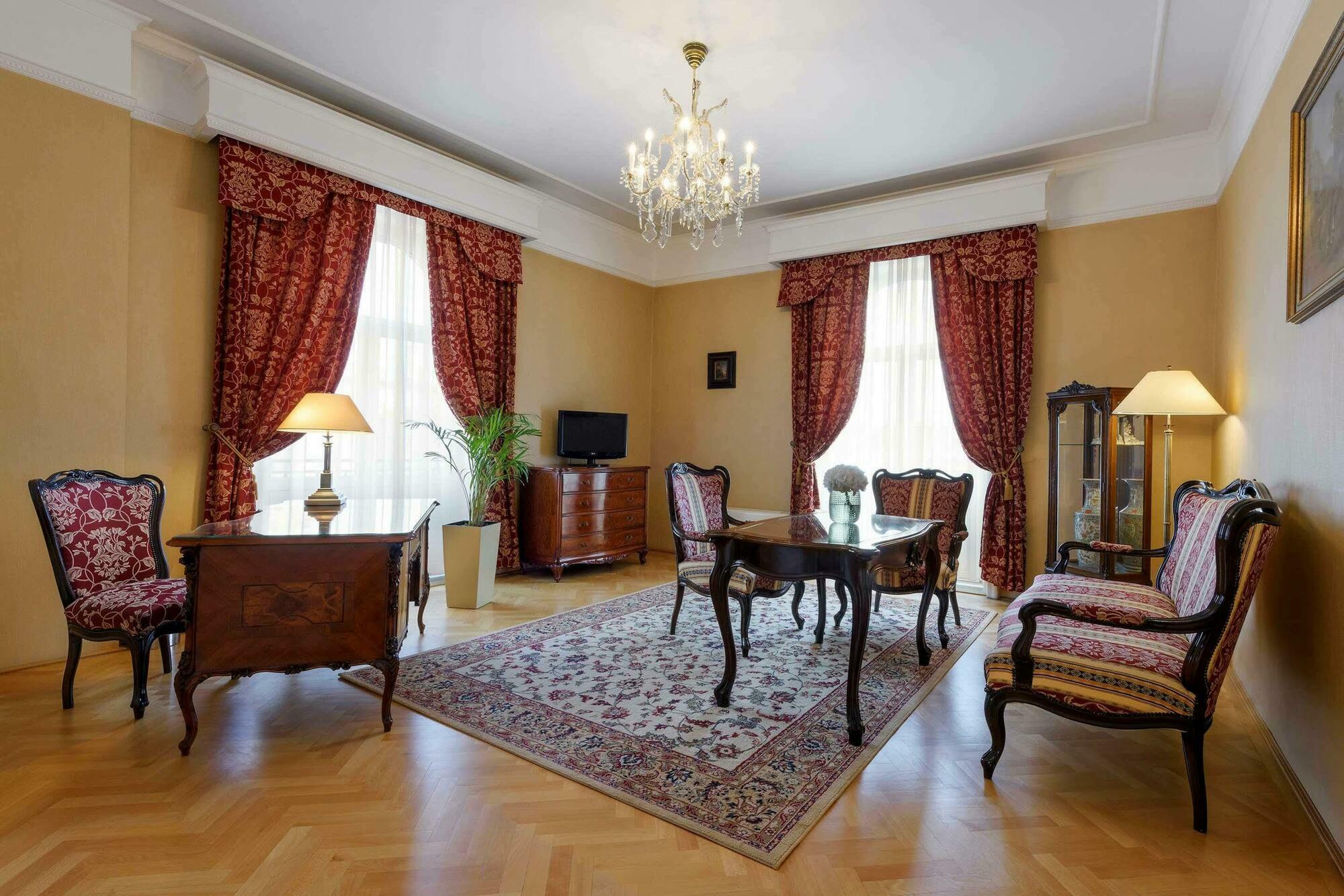 Danubius Astoria Center 4*
