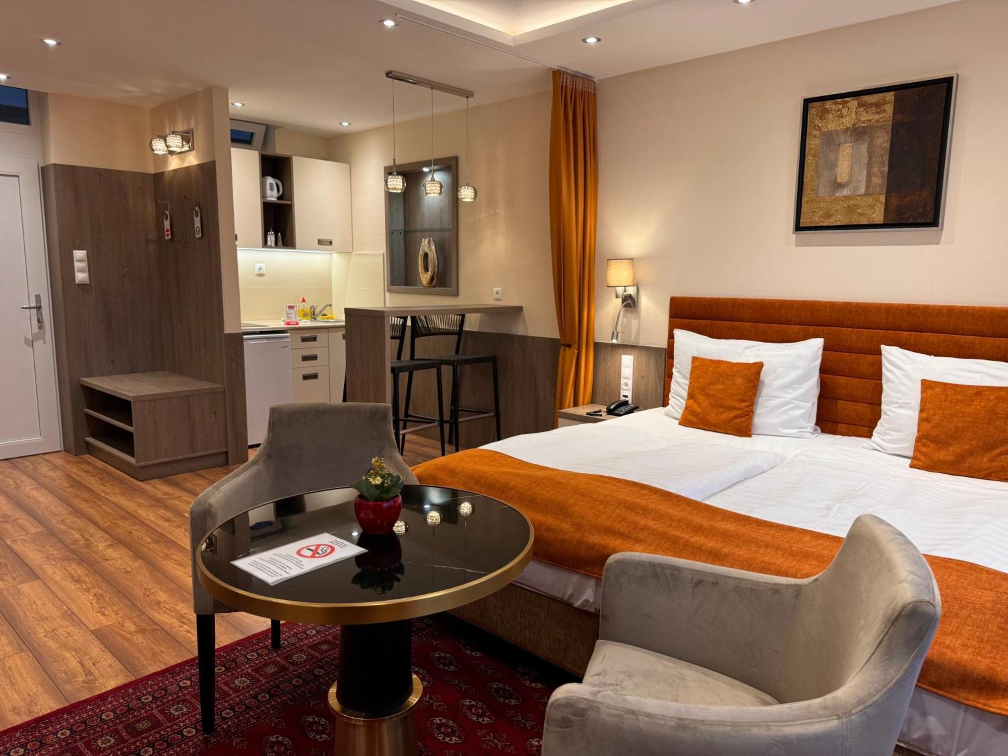 Charles Aparthotel 3*